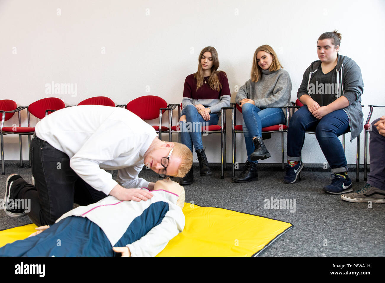 Corso di primo soccorso, di formazione di primo soccorso in caso di emergenza Emergenze, di formazione pratica, rianimazione, rianimazione cardiopolmonare, esercitare la bambola, Foto Stock