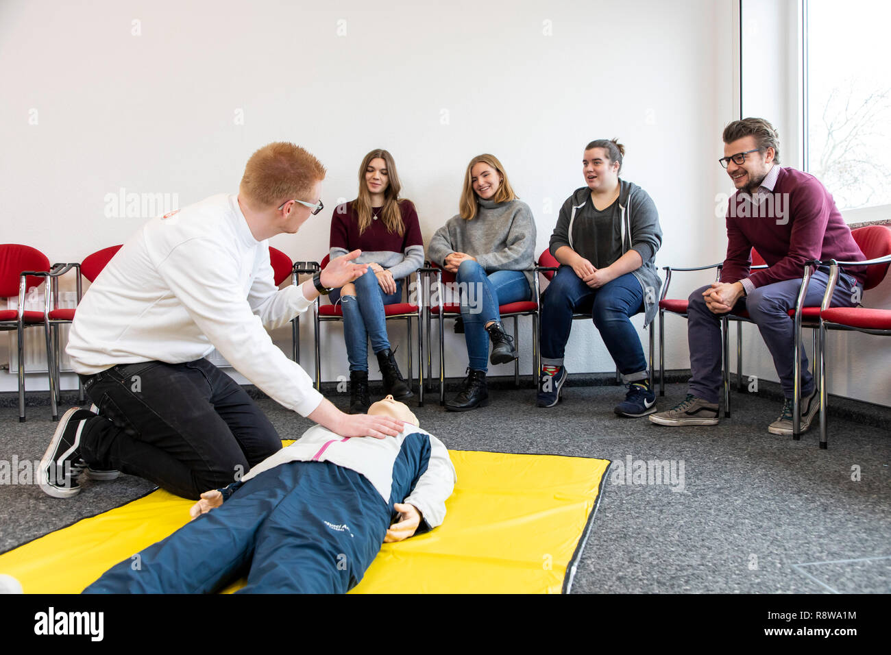 Corso di primo soccorso, di formazione di primo soccorso in caso di emergenza Emergenze, di formazione pratica, rianimazione, rianimazione cardiopolmonare, esercitare la bambola, Foto Stock