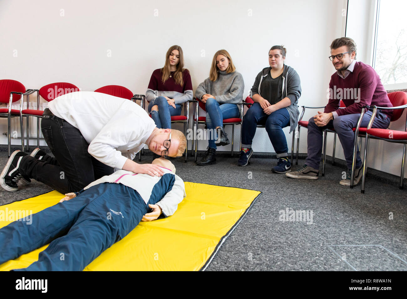 Corso di primo soccorso, di formazione di primo soccorso in caso di emergenza Emergenze, di formazione pratica, rianimazione, rianimazione cardiopolmonare, esercitare la bambola, Foto Stock