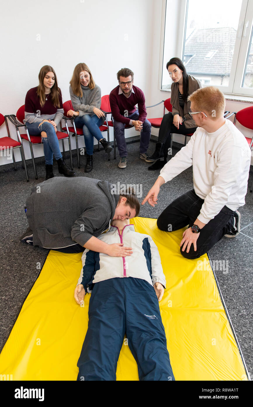 Corso di primo soccorso, di formazione di primo soccorso in caso di emergenza Emergenze, di formazione pratica, rianimazione, rianimazione cardiopolmonare, esercitare la bambola, Foto Stock