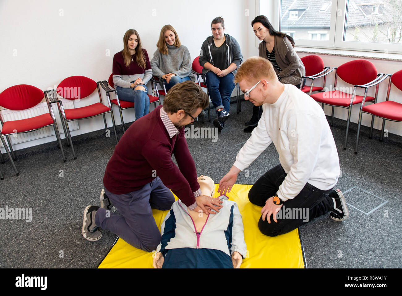 Corso di primo soccorso, di formazione di primo soccorso in caso di emergenza Emergenze, di formazione pratica, rianimazione, rianimazione cardiopolmonare, esercitare la bambola, Foto Stock