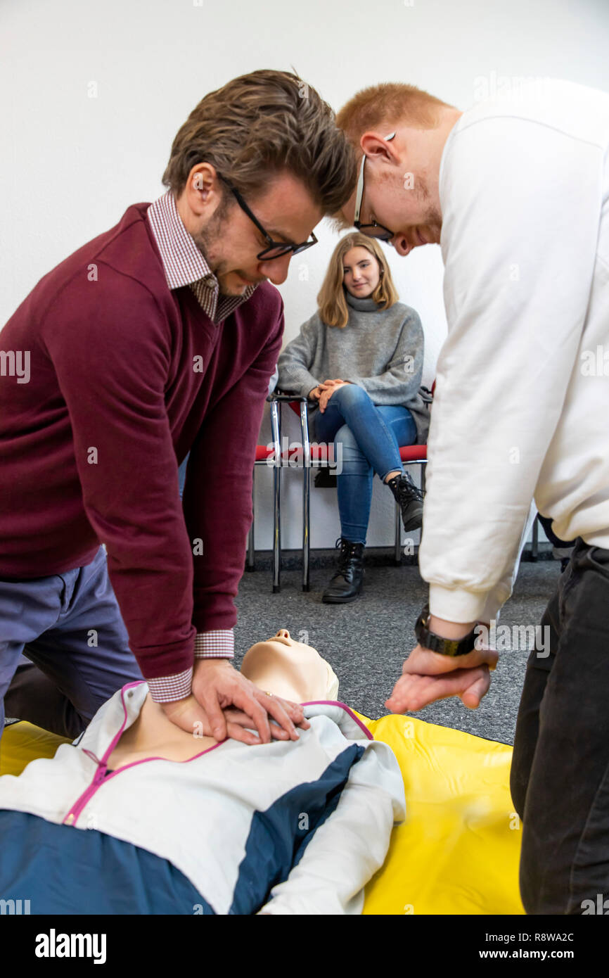 Corso di primo soccorso, di formazione di primo soccorso in caso di emergenza Emergenze, di formazione pratica, rianimazione, rianimazione cardiopolmonare, esercitare la bambola, Foto Stock