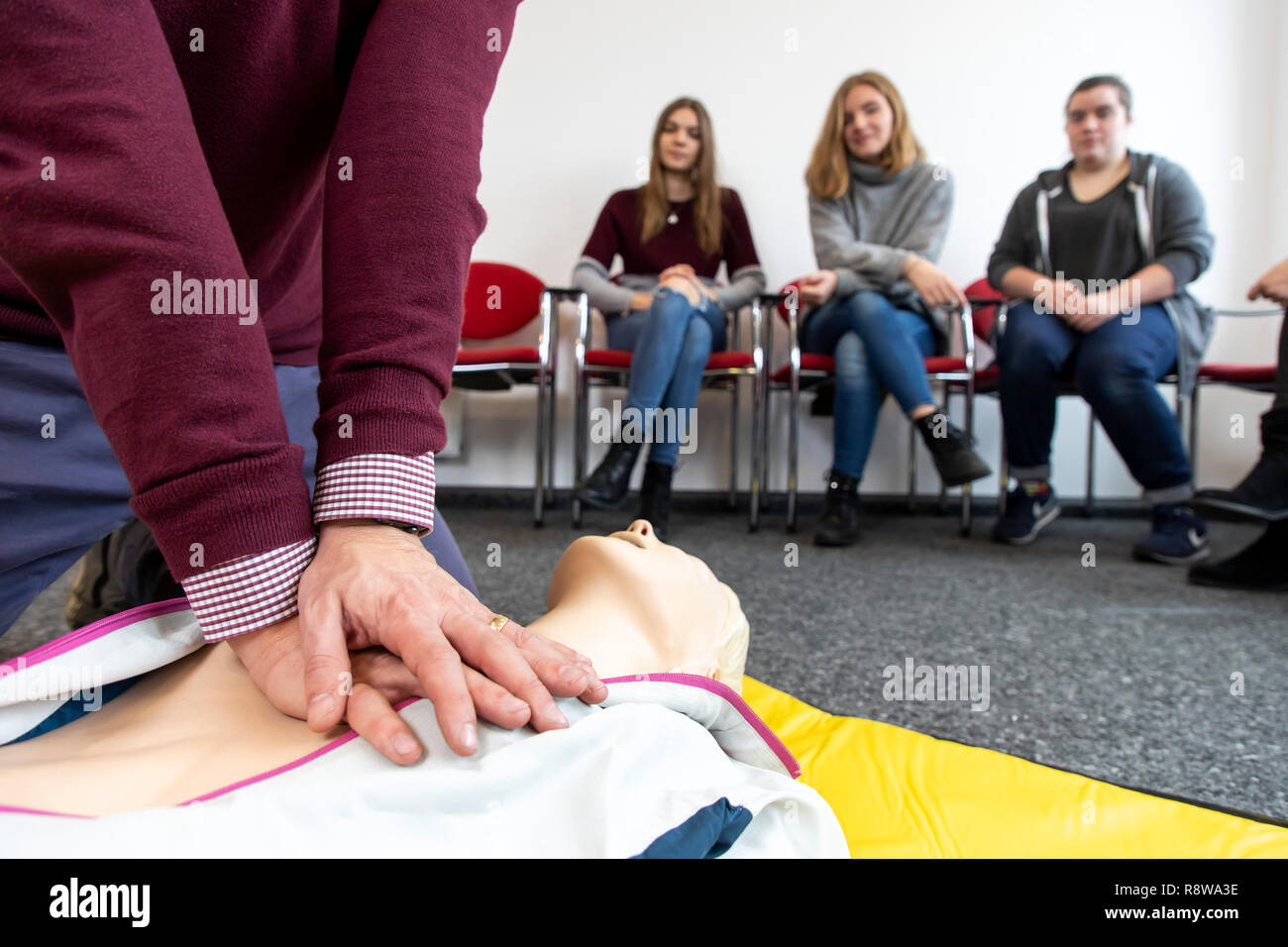 Corso di primo soccorso, di formazione di primo soccorso in caso di emergenza Emergenze, di formazione pratica, rianimazione, rianimazione cardiopolmonare, esercitare la bambola, Foto Stock