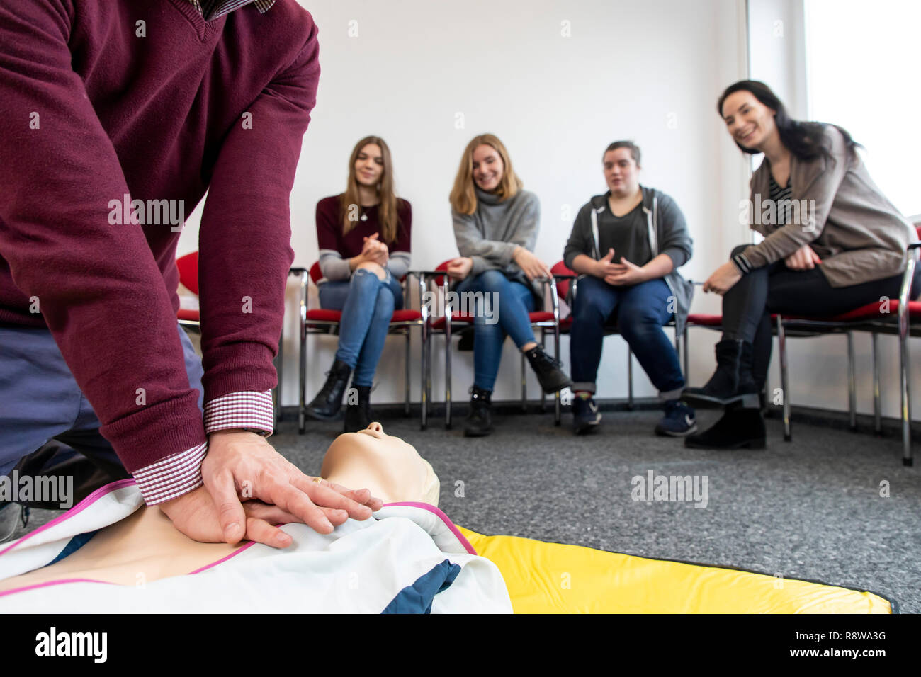 Corso di primo soccorso, di formazione di primo soccorso in caso di emergenza Emergenze, di formazione pratica, rianimazione, rianimazione cardiopolmonare, esercitare la bambola, Foto Stock