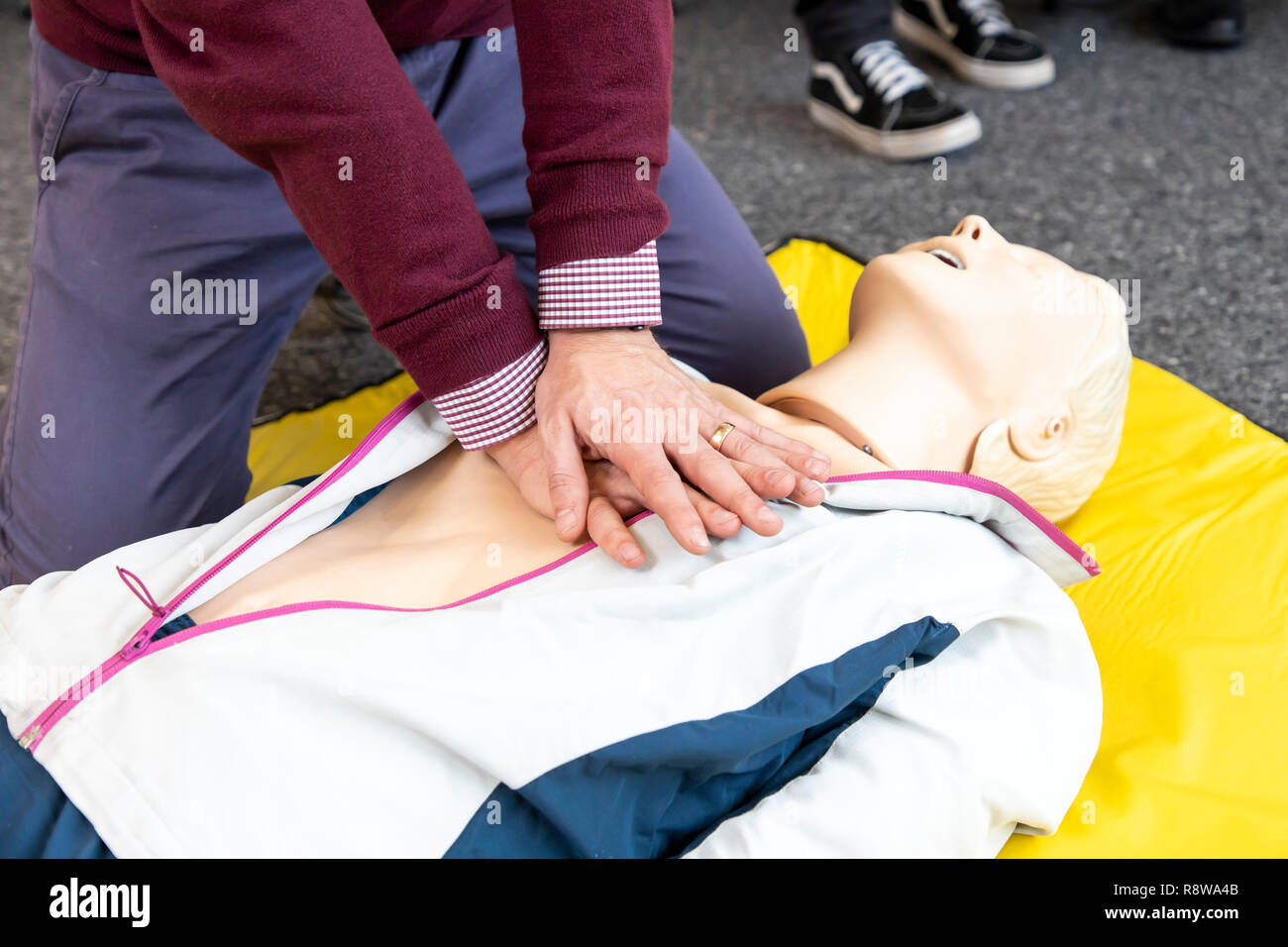 Corso di primo soccorso, di formazione di primo soccorso in caso di emergenza Emergenze, di formazione pratica, rianimazione, rianimazione cardiopolmonare, esercitare la bambola, Foto Stock