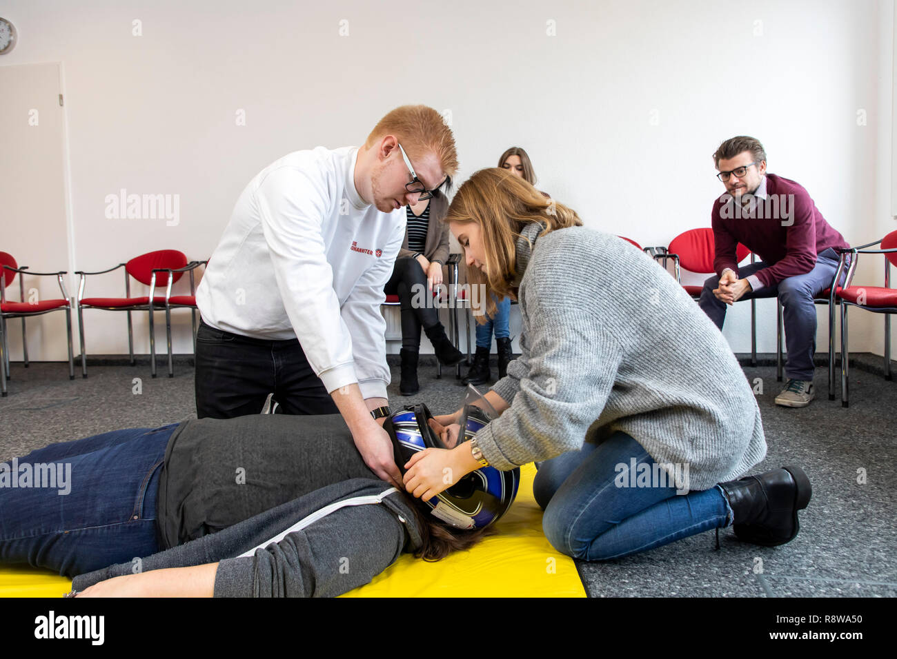 Corso di primo soccorso, di formazione di primo soccorso in caso di Incidenti, emergenze, di formazione pratica, la corretta rimozione del casco di sicurezza nel caso di un accid Foto Stock