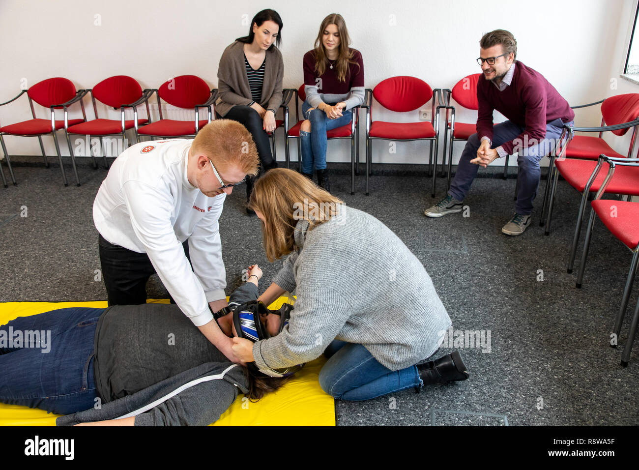 Corso di primo soccorso, di formazione di primo soccorso in caso di Incidenti, emergenze, di formazione pratica, la corretta rimozione del casco di sicurezza nel caso di un accid Foto Stock