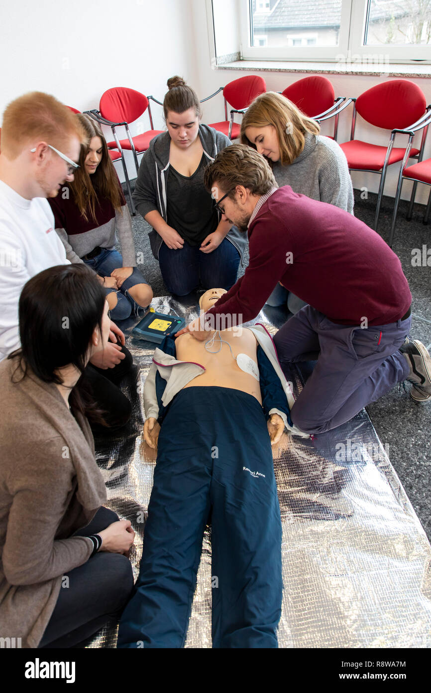 Corso di primo soccorso, di formazione di primo soccorso, emergenze formazione pratica, rianimazione, arresto cardiaco, utilizzando AED, automatizzato della defibrillazione esterna, Foto Stock