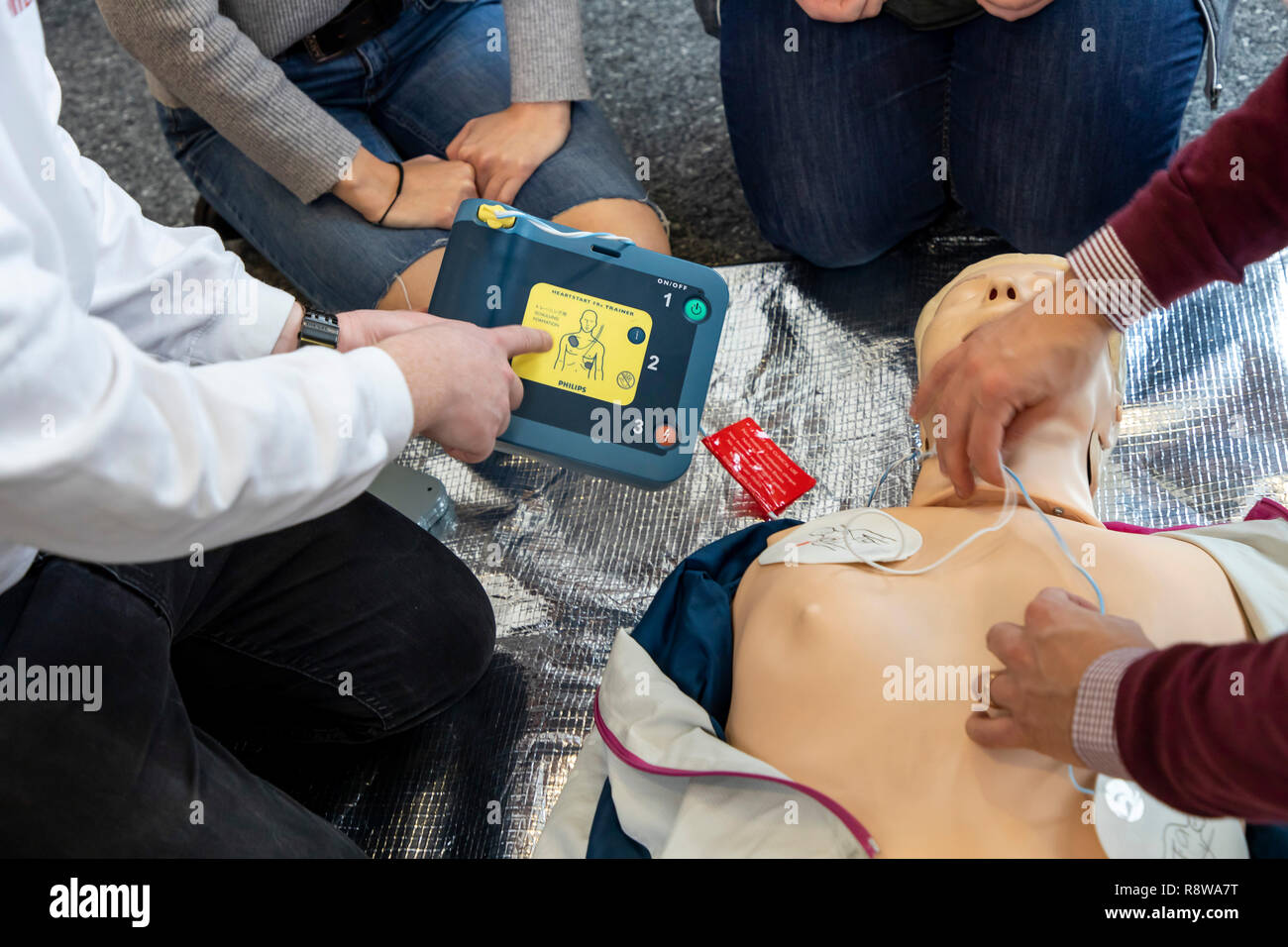 Corso di primo soccorso, di formazione di primo soccorso, emergenze formazione pratica, rianimazione, arresto cardiaco, utilizzando AED, automatizzato della defibrillazione esterna, Foto Stock