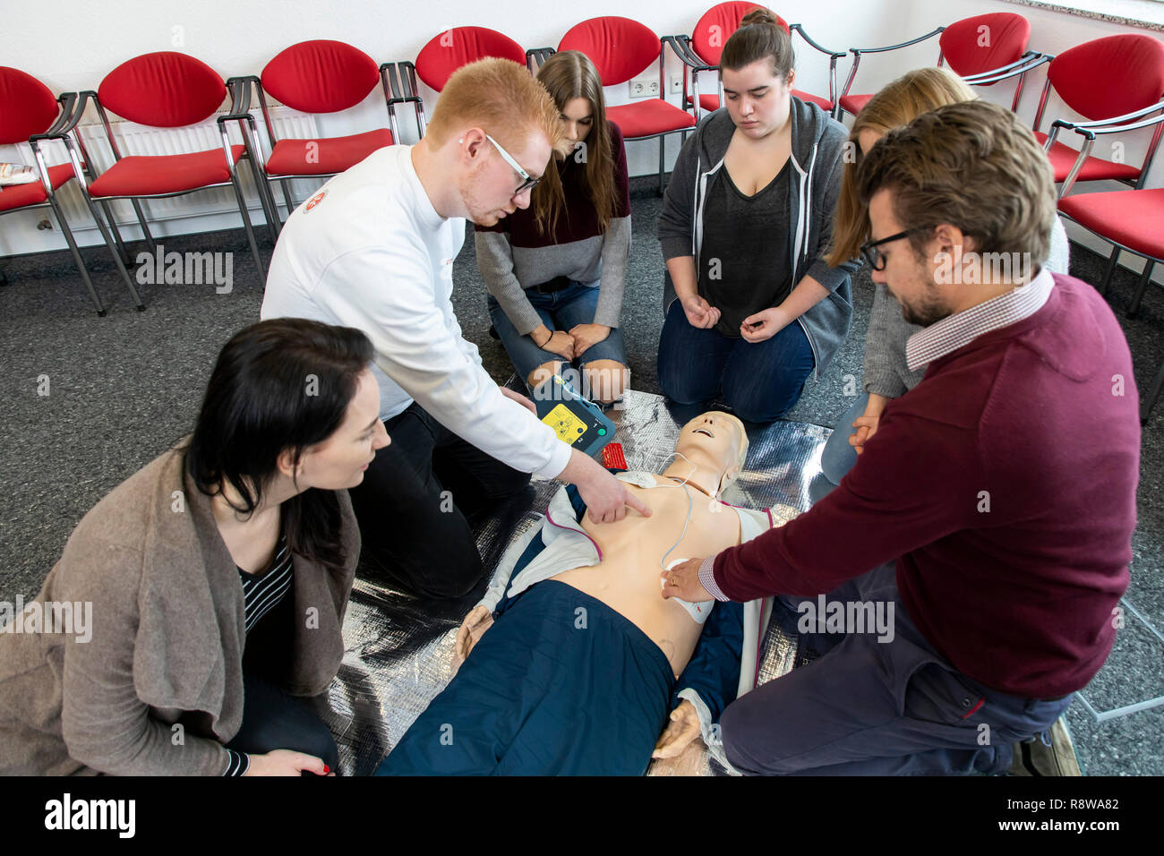 Corso di primo soccorso, di formazione di primo soccorso, emergenze formazione pratica, rianimazione, arresto cardiaco, utilizzando AED, automatizzato della defibrillazione esterna, Foto Stock