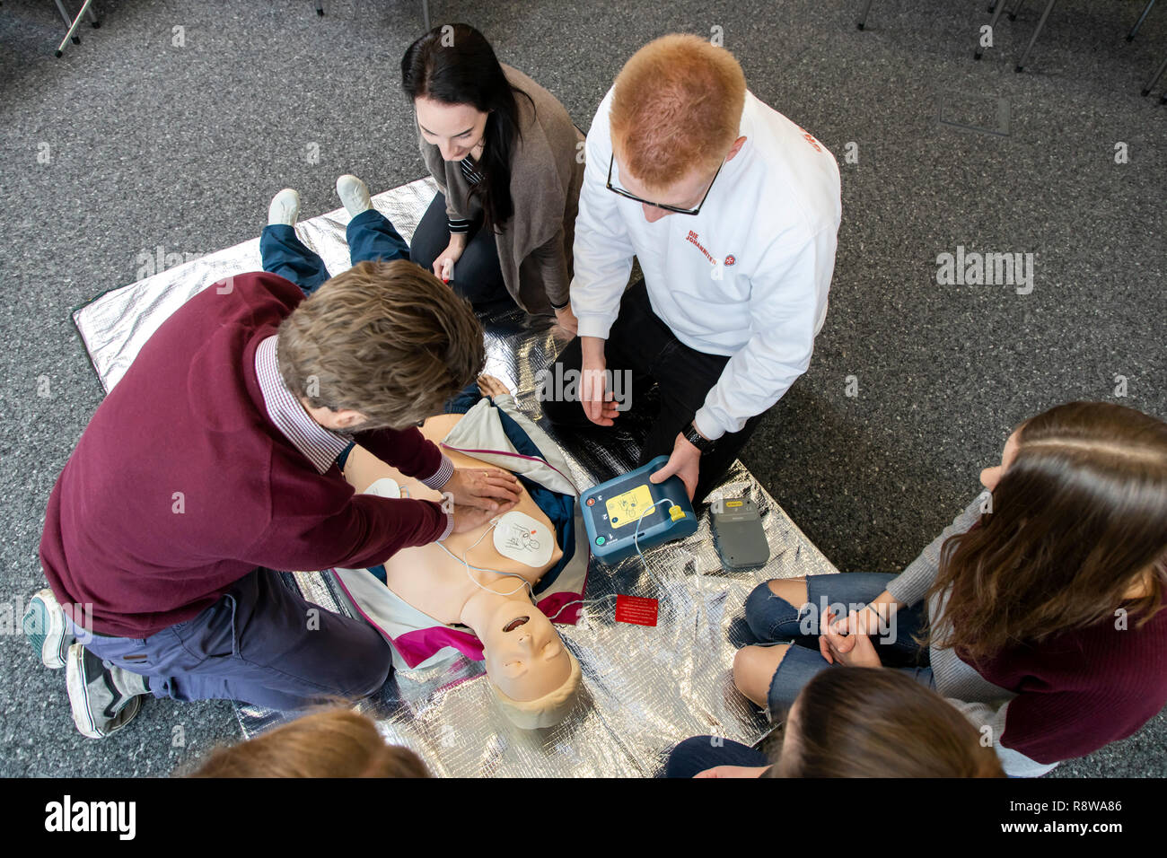 Corso di primo soccorso, di formazione di primo soccorso, emergenze formazione pratica, rianimazione, arresto cardiaco, utilizzando AED, automatizzato della defibrillazione esterna, Foto Stock