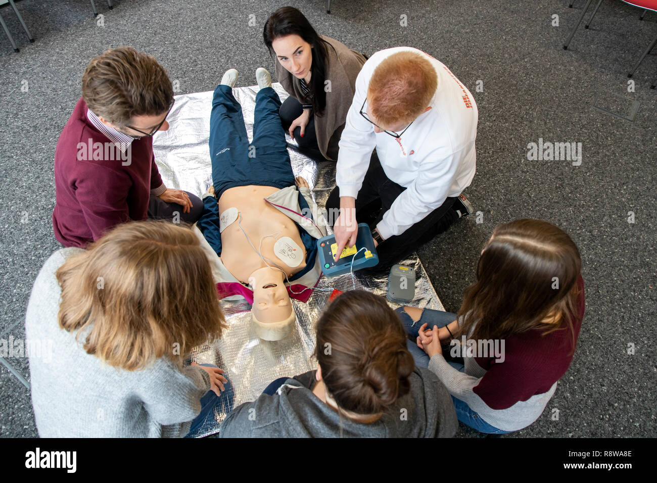 Corso di primo soccorso, di formazione di primo soccorso, emergenze formazione pratica, rianimazione, arresto cardiaco, utilizzando AED, automatizzato della defibrillazione esterna, Foto Stock