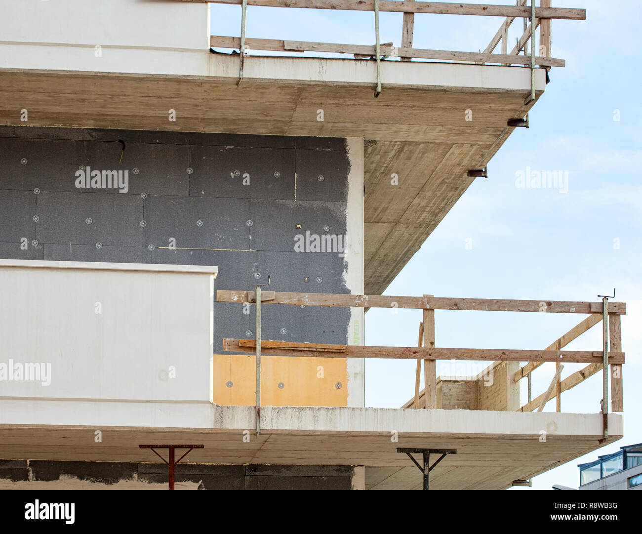 Sito in costruzione - Installazione esterna therm isolamento per la facciata dell'edificio. Foto Stock