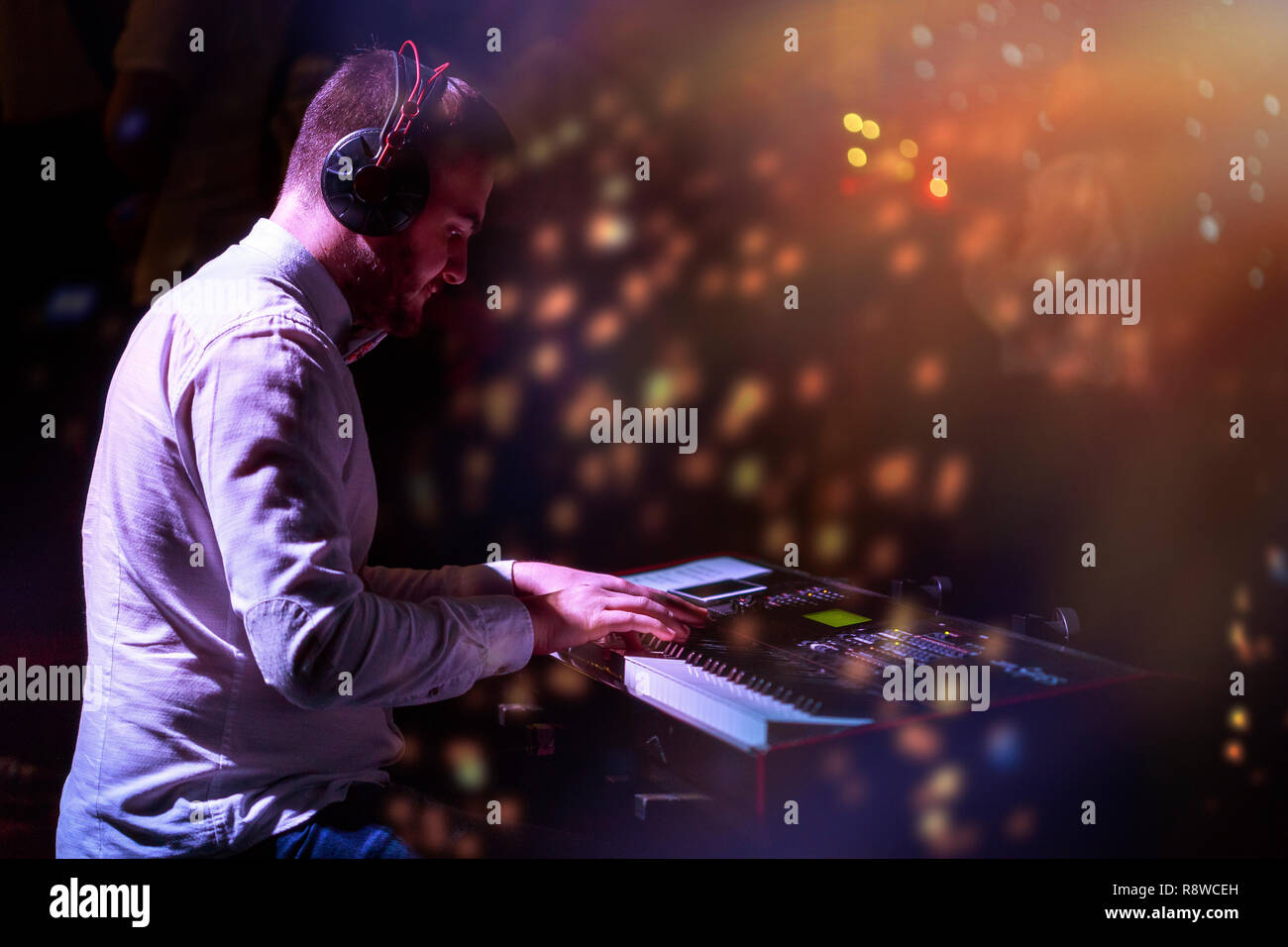 Artista giocando sulla tastiera synth tasti di pianoforte. Foto Stock