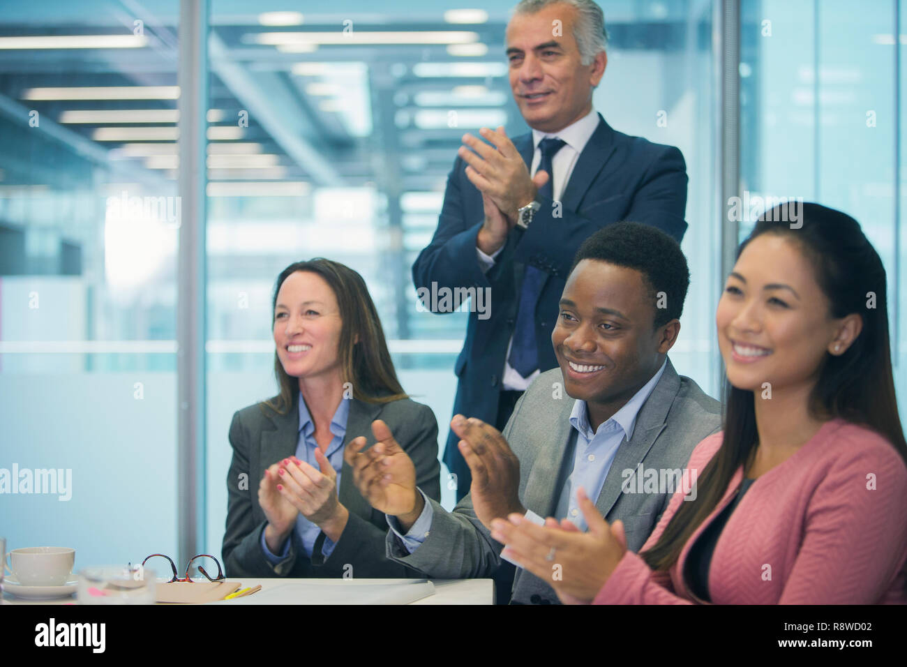 Business persone sorridenti e battendo le mani in sala conferenza incontro Foto Stock