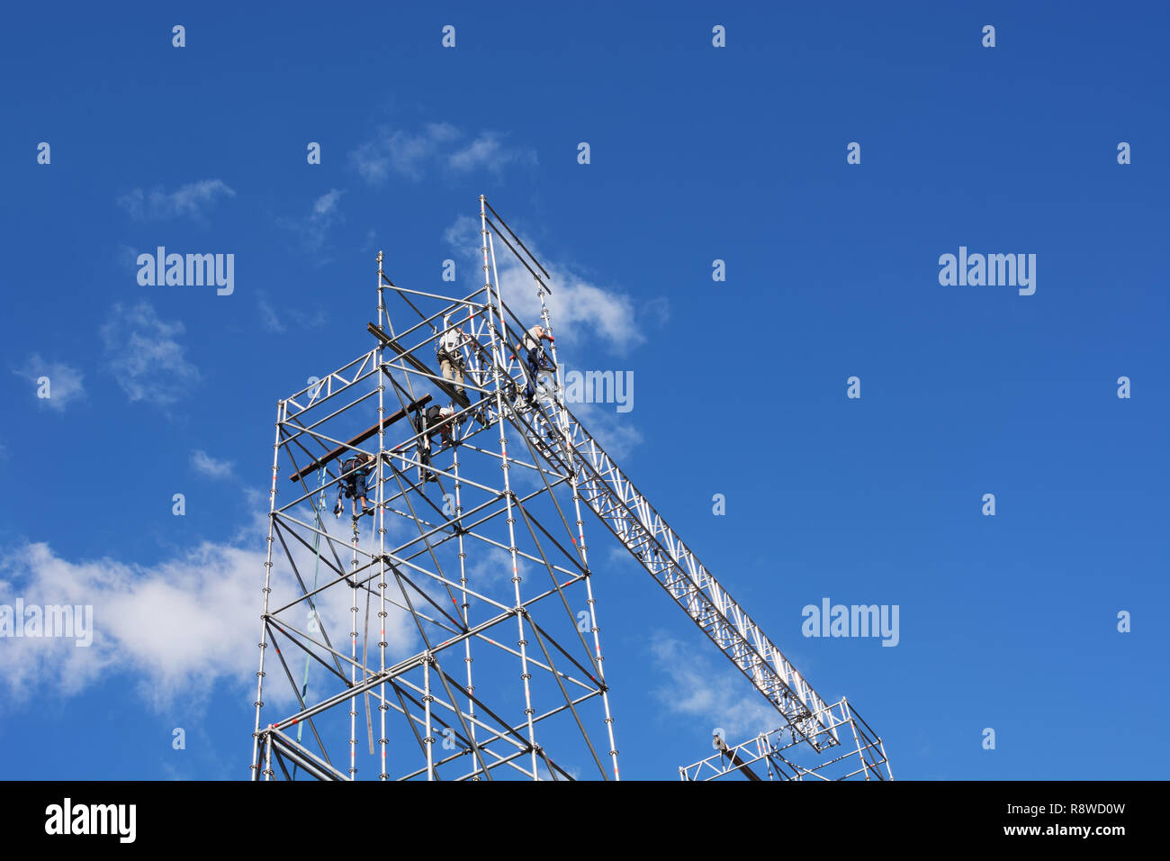 Mosca, Russia - Agosto 9, 2018: irriconoscibile lavoratori edili impostazione di ponteggio contro un cielo blu Foto Stock