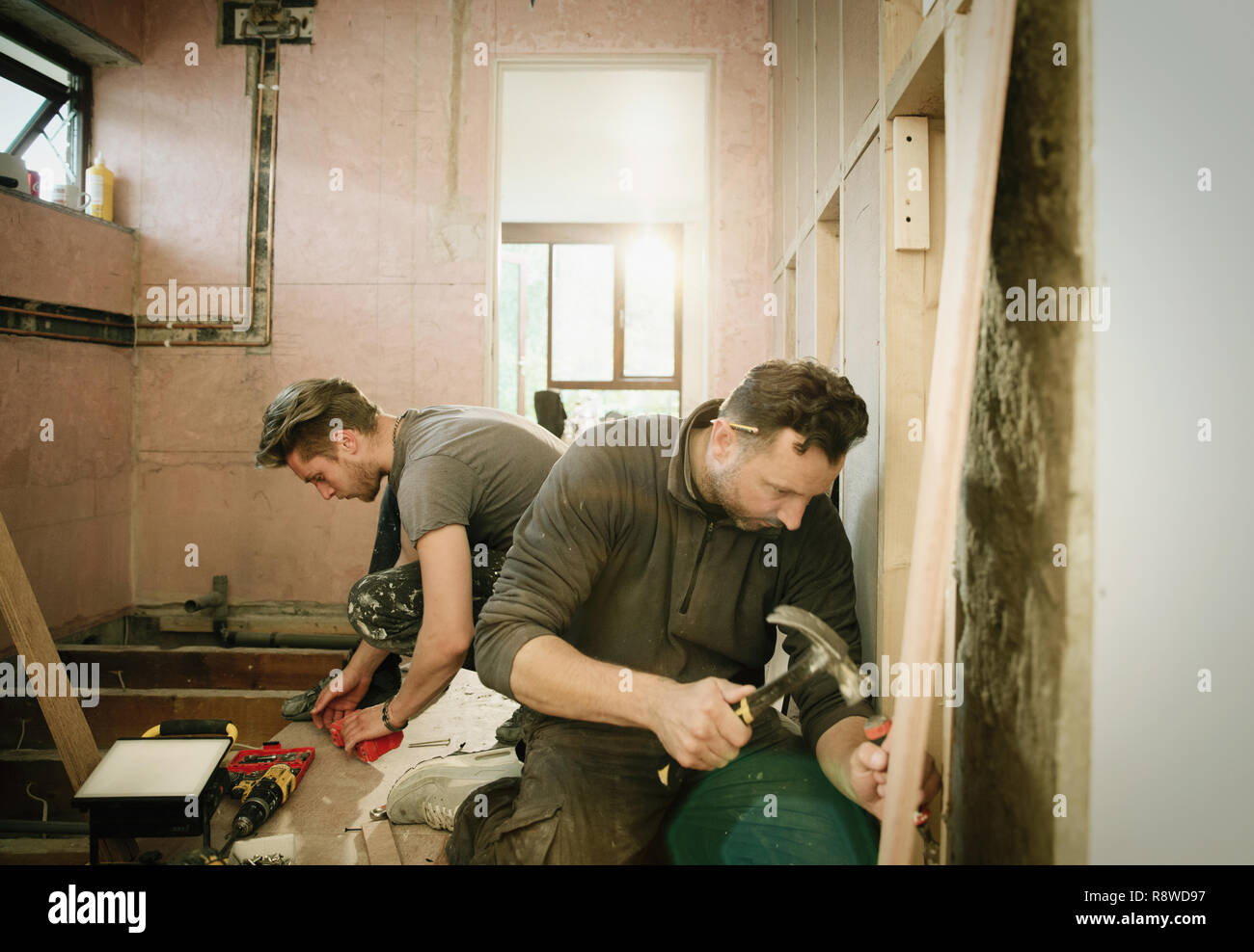 Lavoratori edili che lavorano in casa Foto Stock