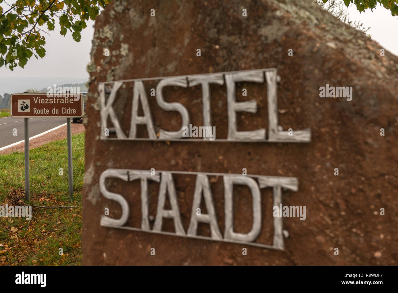 Blocco intempestivo con iscrizione Kastel-Staadt, scheda indicante Route du Cidre, Kastel-Staadt, Trier-Saarburg, Rhineland-Palantine, Germania, Europa Foto Stock