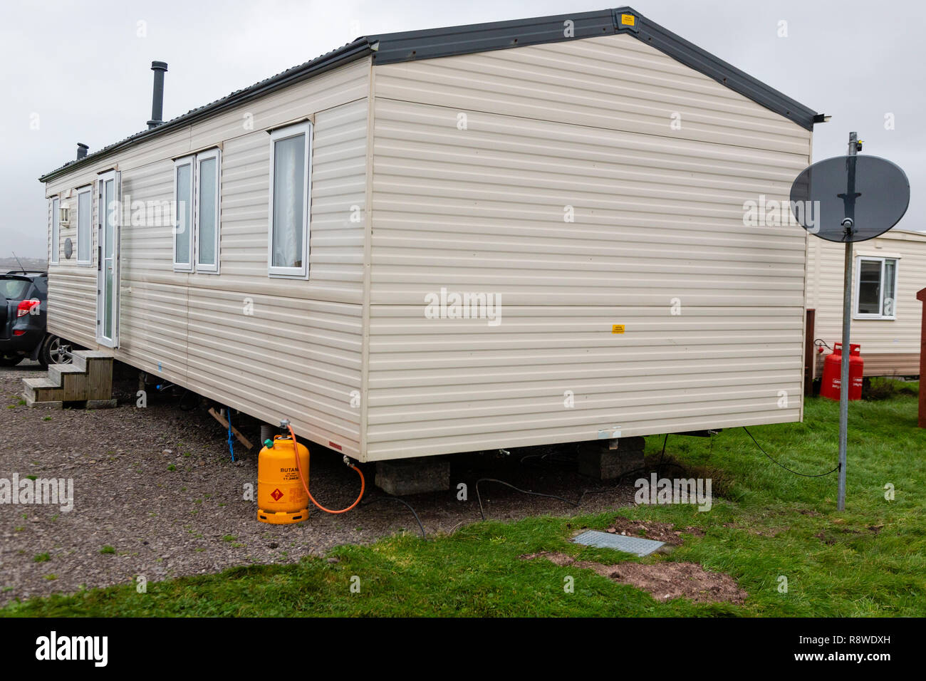 TV satellitare su mobile home in caravan park, Irlanda Foto Stock