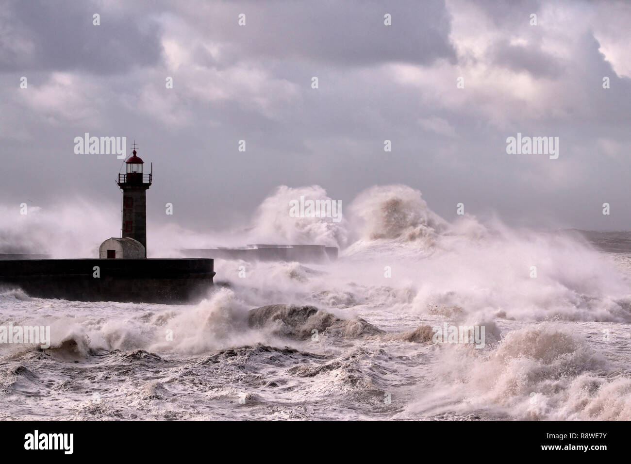 Il Vecchio Porto Faro sotto la forte tempesta di mare Foto Stock