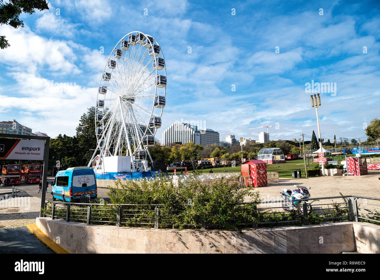 Grande ruota panoramica Ferris contro il cielo blu. Foto Stock