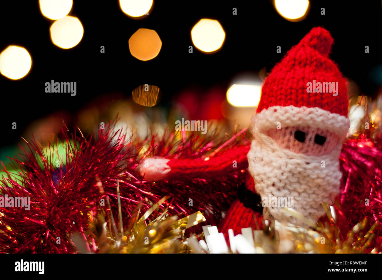 Babbo Natale Santa Claus toy nel mezzo di tinsel e baubles. Foto Stock