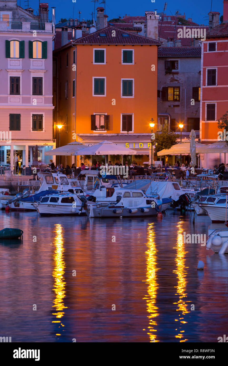 Le riflessioni di Rovigno del porto al crepuscolo. Croazia Foto Stock