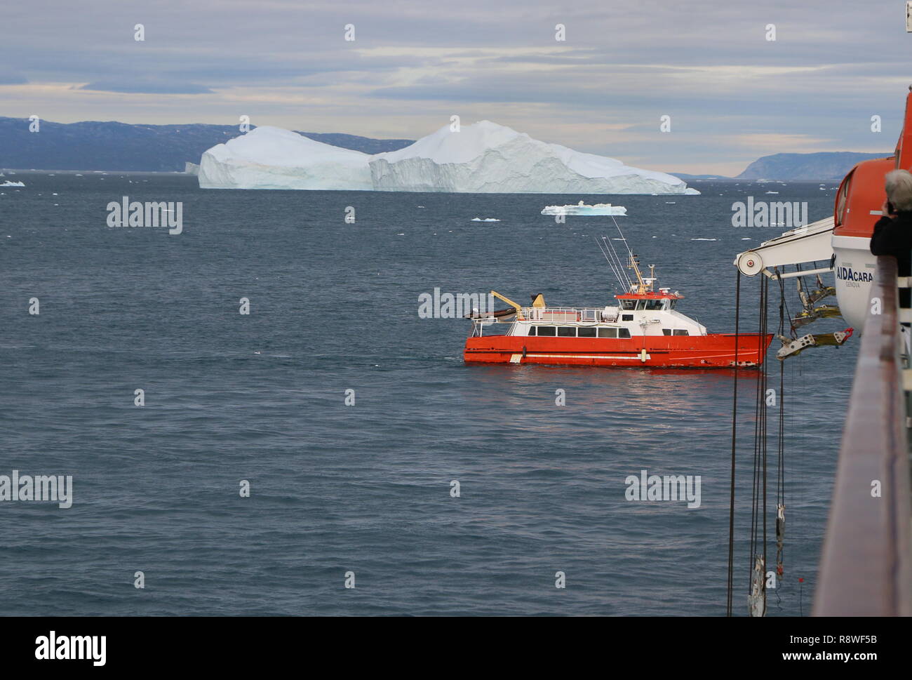 Ausflugsboot legt vor Ilulissat bei der AIDAcara un. Foto Stock