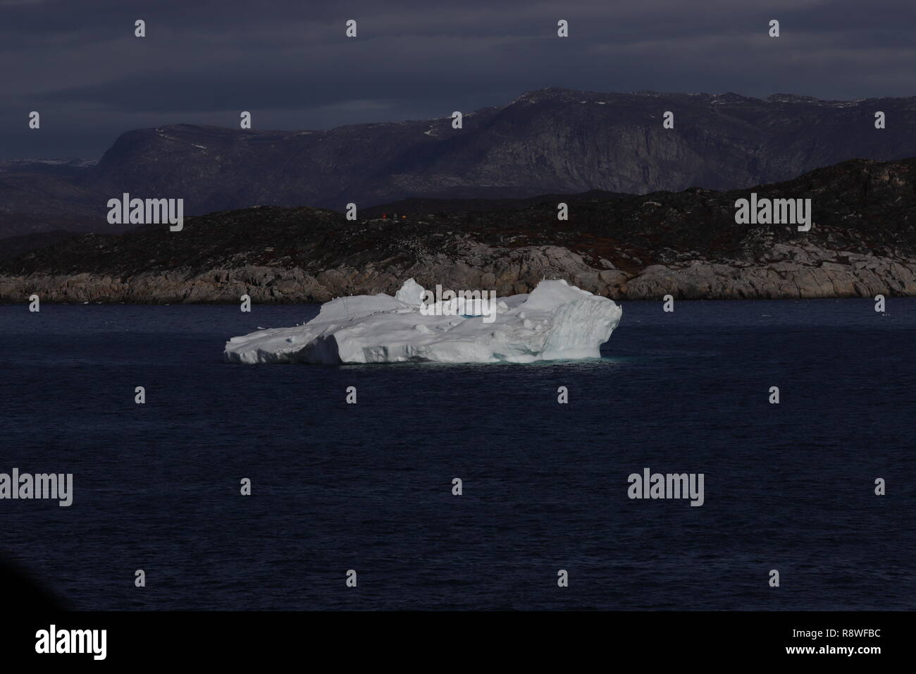 Grönland Ilulissat Der kleine Eisberg in Disko-Bucht vor Ilulissat Hat Die Größe eines kleinen Kreuzfahrtschiffs Foto Stock