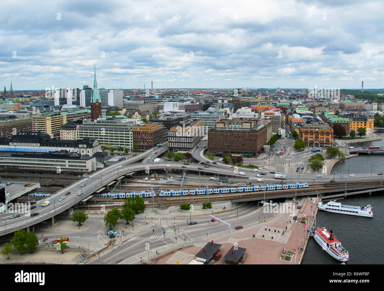 Stoccolma/Svezia - 05 17 2011: la vista dal ponte di osservazione di una città moderna e incroci stradali Foto Stock