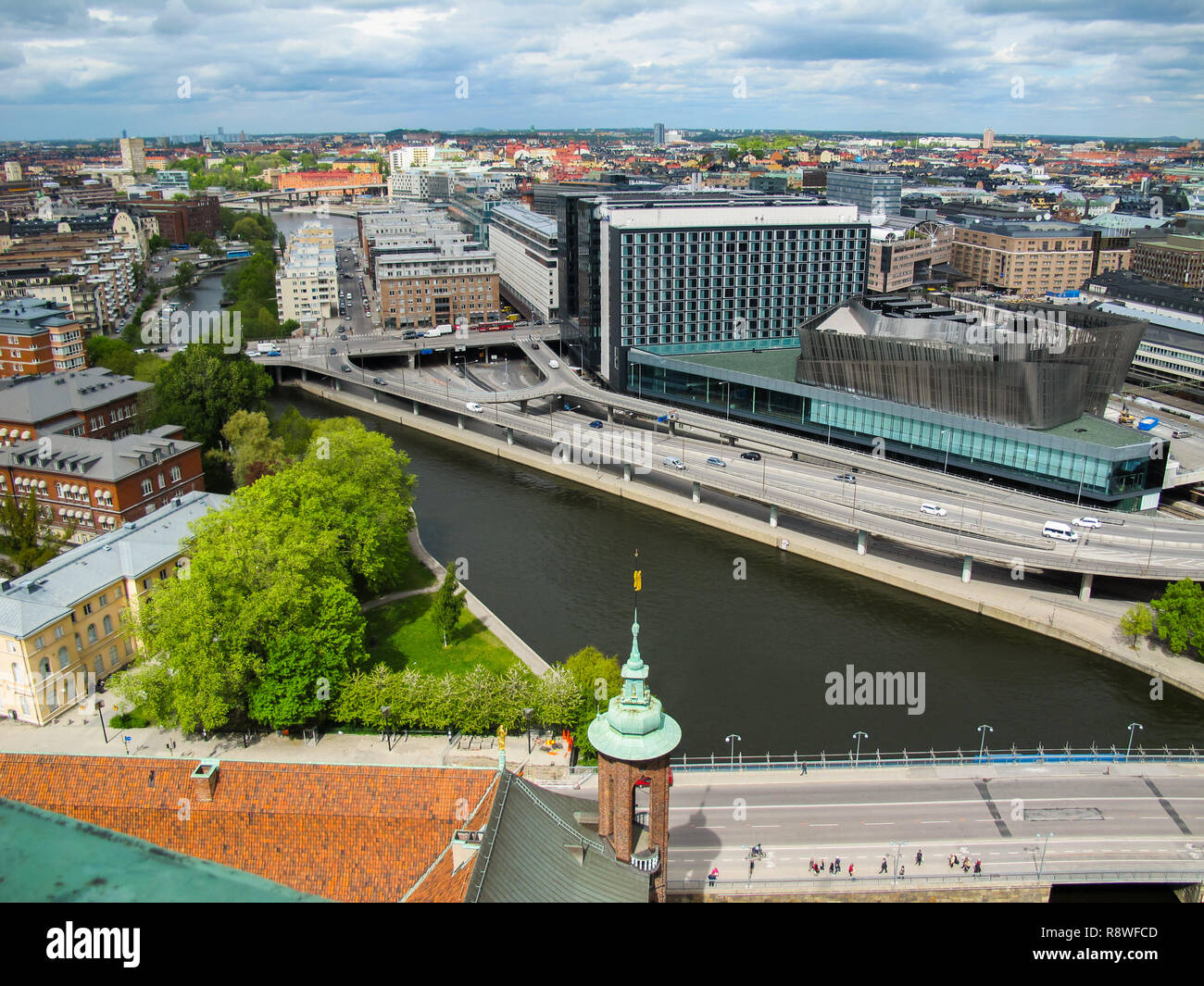 Stoccolma Svezia. La vista dal ponte di osservazione di una città moderna e incroci stradali Foto Stock