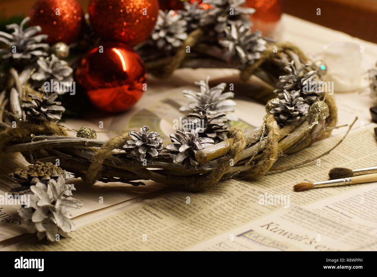 Il processo di fabbricazione di una ghirlanda di Natale con le proprie mani. Corona di avvento, o corona di Avvento, è una tradizione cristiana. Mosca, Russia. 05 Dic 2018 Foto Stock