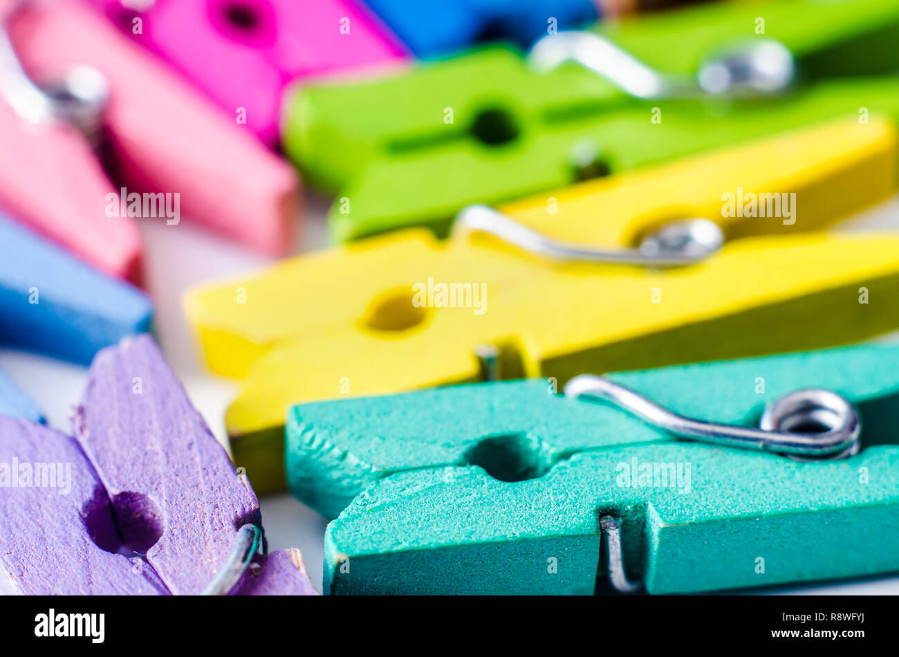 Un mucchio di colore clothespins in legno Foto Stock