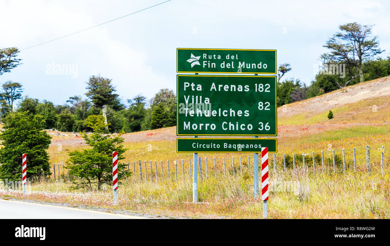 Vista della strada protezione con la distanza dalla città di Arenas Pta 182 km, Villa Tehuelches 82 km, Morro Chico 36 km, Patagonia, Sud America Foto Stock