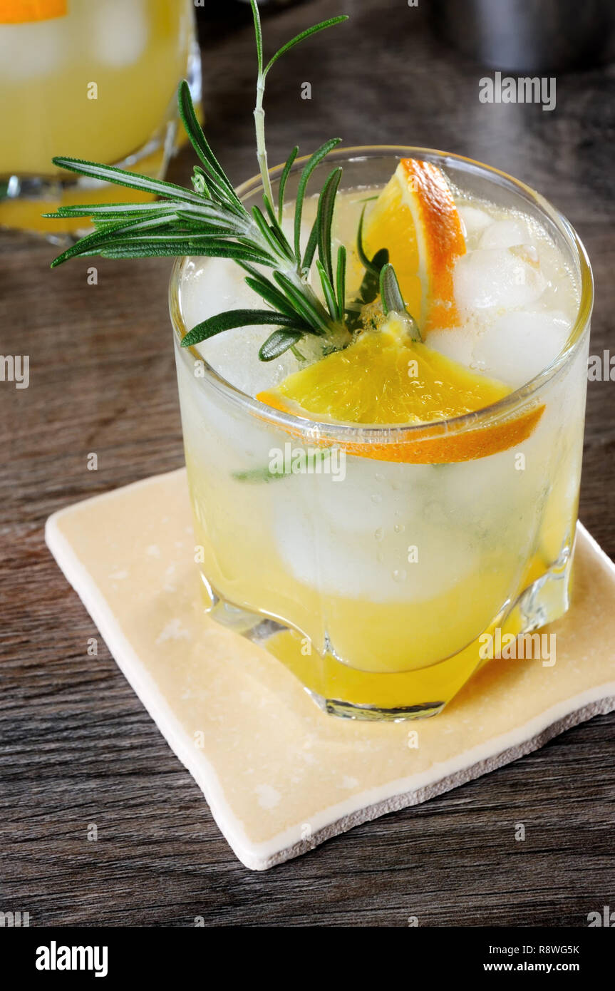 Refrigerate cocktail di vodka e tonico con aggiunta di succo d'arancia appena spremuto Foto Stock