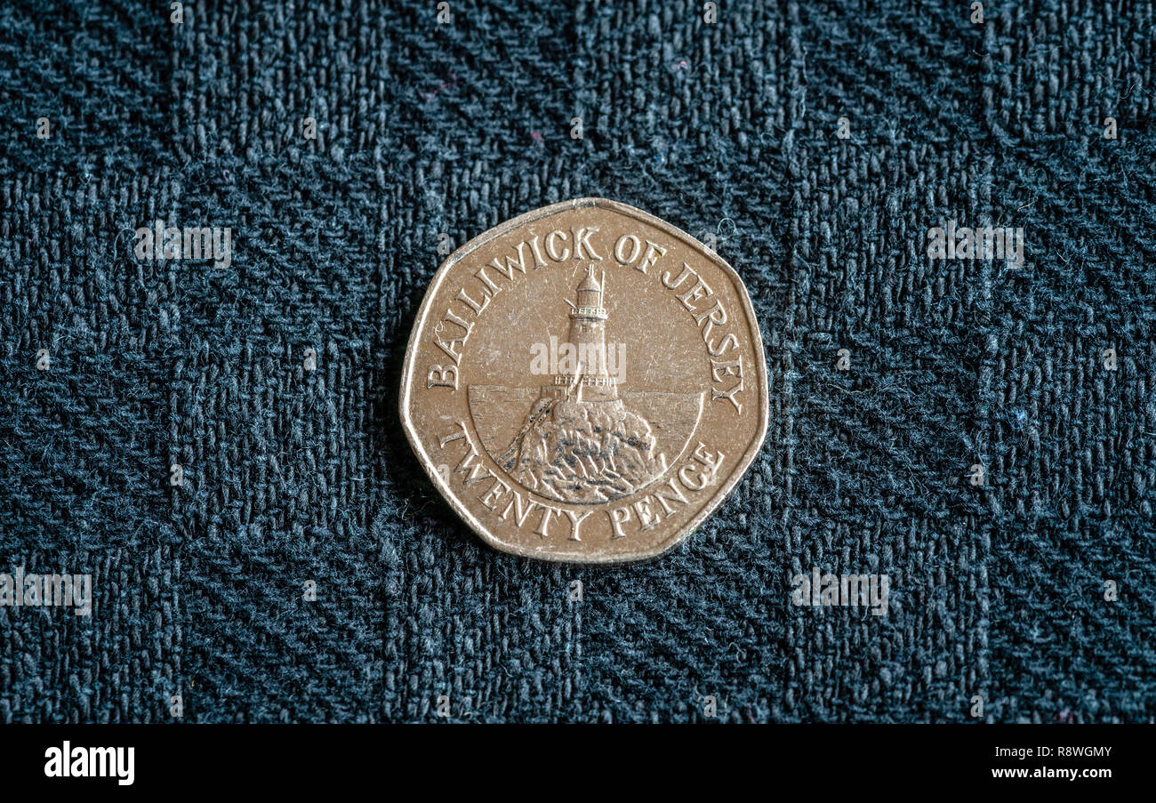 Jersey valuta - fronte di una moneta 20p (20 pence) raffigurante il faro di la Corbiere, Bailiwick di Jersey Foto Stock