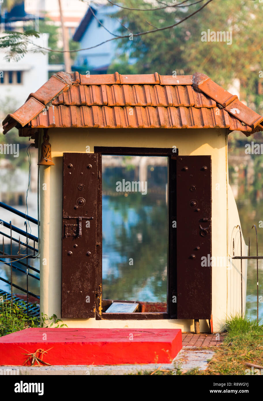 Vista la porta ad arco nel recinto, Kerala, India. Verticale. Con il fuoco selettivo Foto Stock