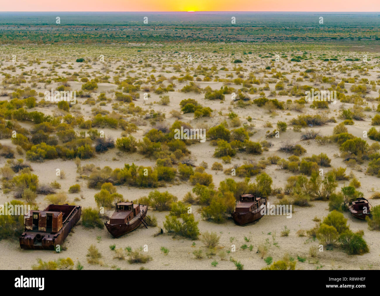 Rusty Shipwrrecks nel deserto dove il fromer Aral era Foto Stock
