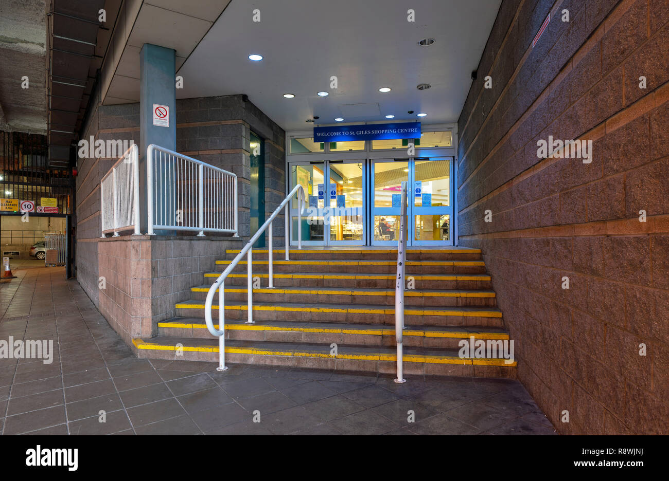 Porta posteriore, St Giles Shopping Centre, Elgin, murene, Scozia Foto Stock