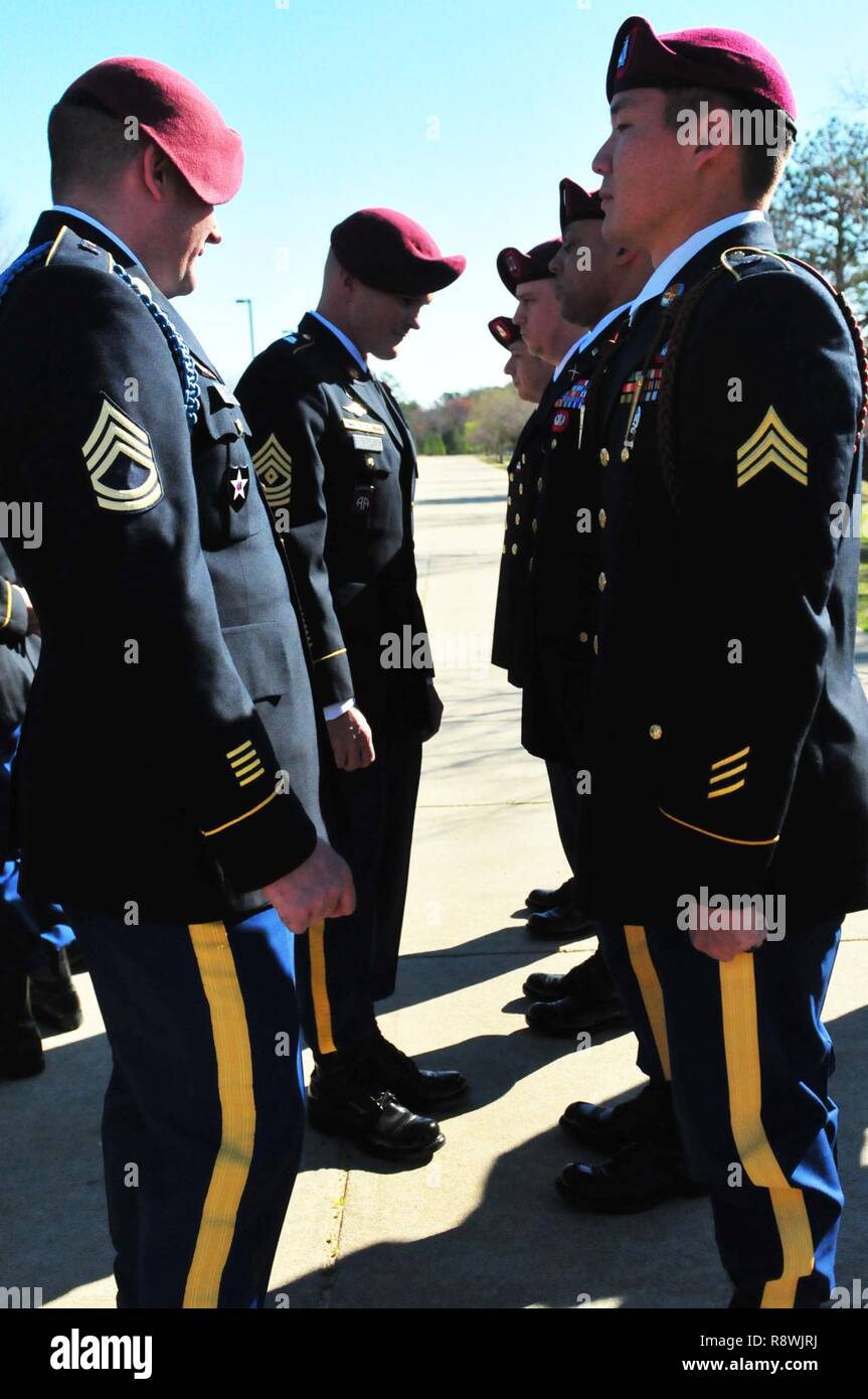 Primo sergente Bryan W. Butler, assegnati al 3° Brigata Team di  combattimento, ottantaduesima Airborne Division, conduce controlli uniformi  su Fort Bragg, 3 marzo 2017. Plotone sergenti assistere durante le  ispezioni alla nota