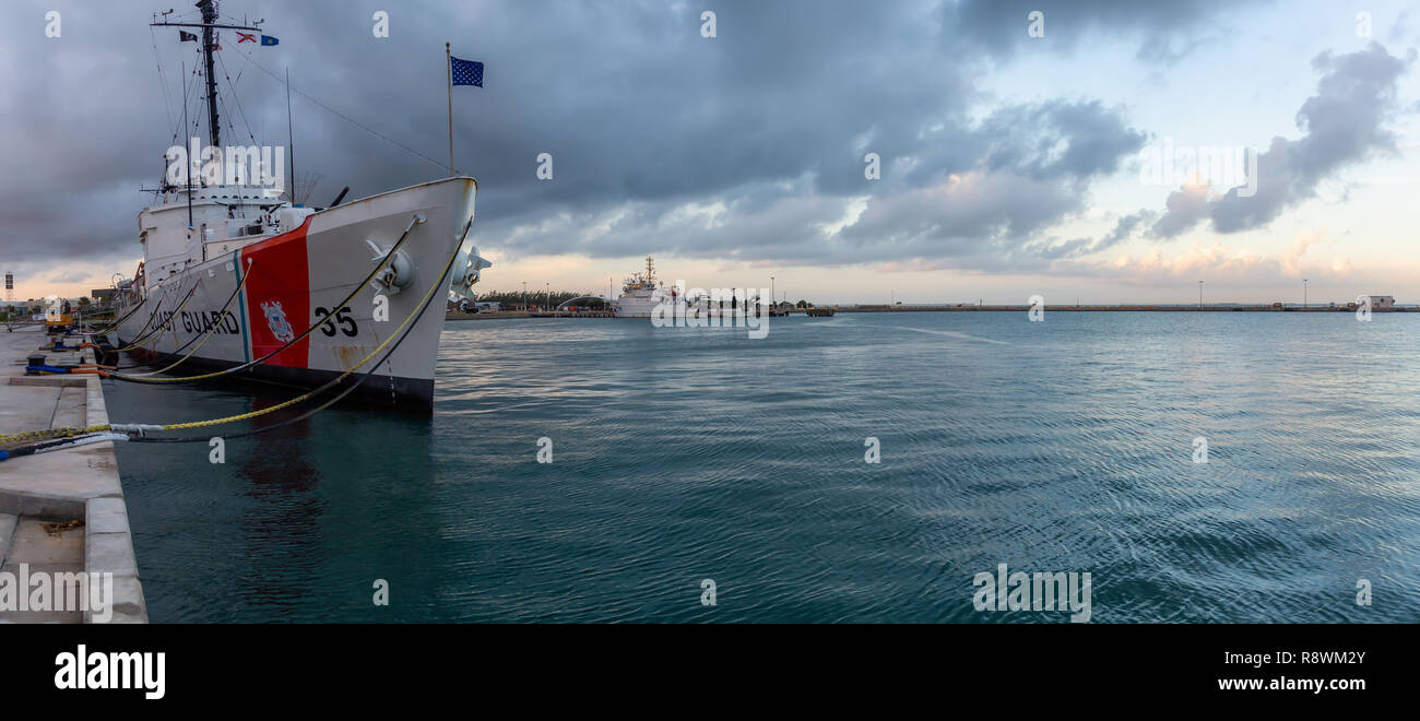 Key West, Florida, Stati Uniti - 2 Novembre 2018: vista panoramica della Guardia Costiera cacciatorpediniere della nave alla Truman Waterfront Park durante una torbida sunrise. Foto Stock