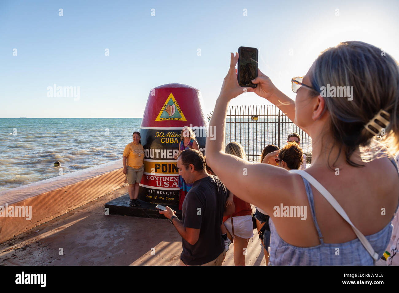 Key West, Florida, Stati Uniti - 1 Novembre 2018: turisti vengono scattate le foto al punto più meridionale del continente USA durante una giornata di sole. Foto Stock