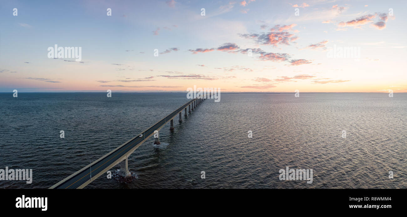 Antenna vista panoramica del Ponte di confederazione di Prince Edward Island durante una vibrante sunny sunrise. Prese a Cape Jourimain National Wildlife Area, Foto Stock