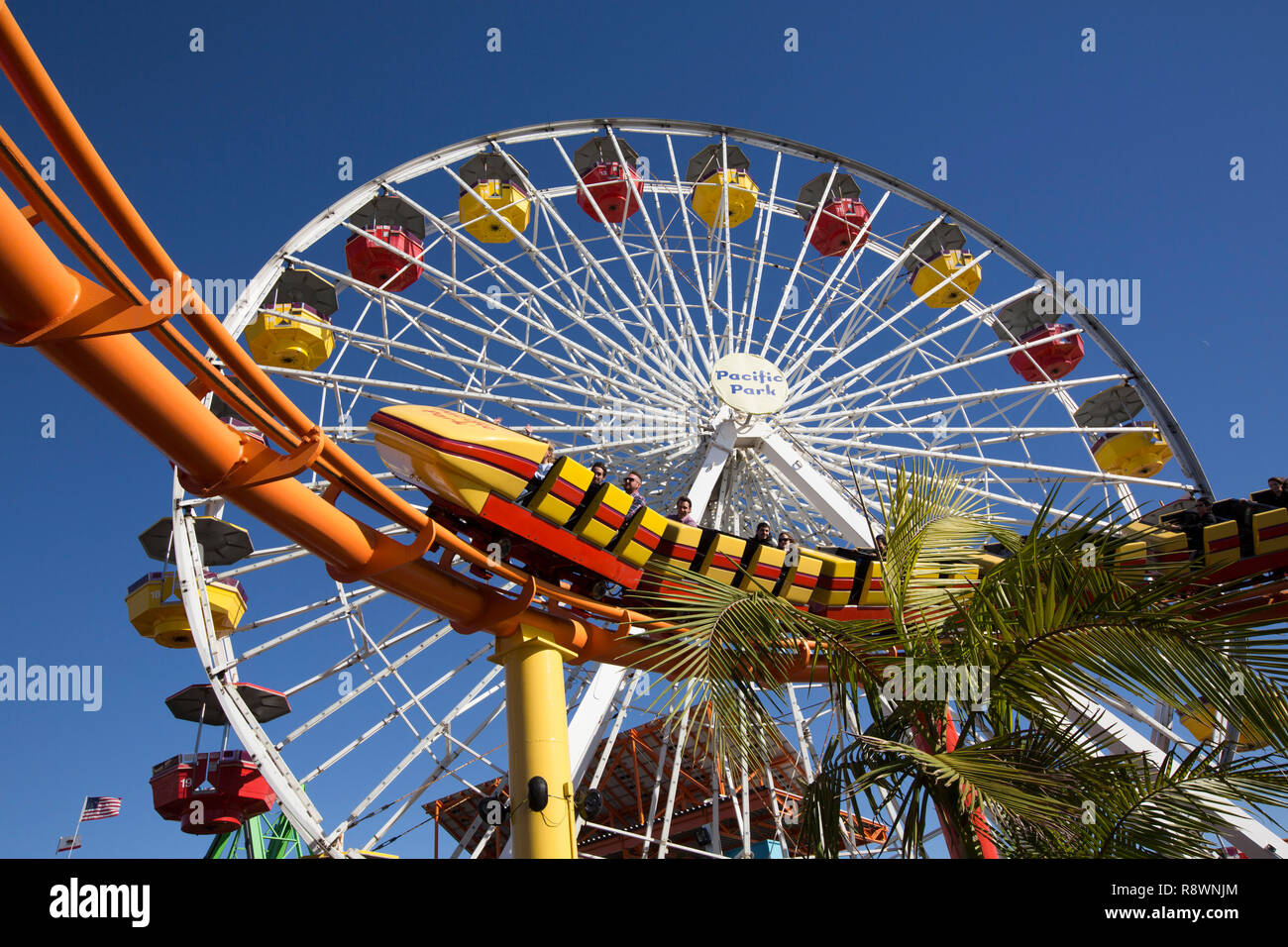 Le montagne russe e la ruota panoramica Ferris, Pacific Park, Santa Monica, California, Stati Uniti d'America Foto Stock