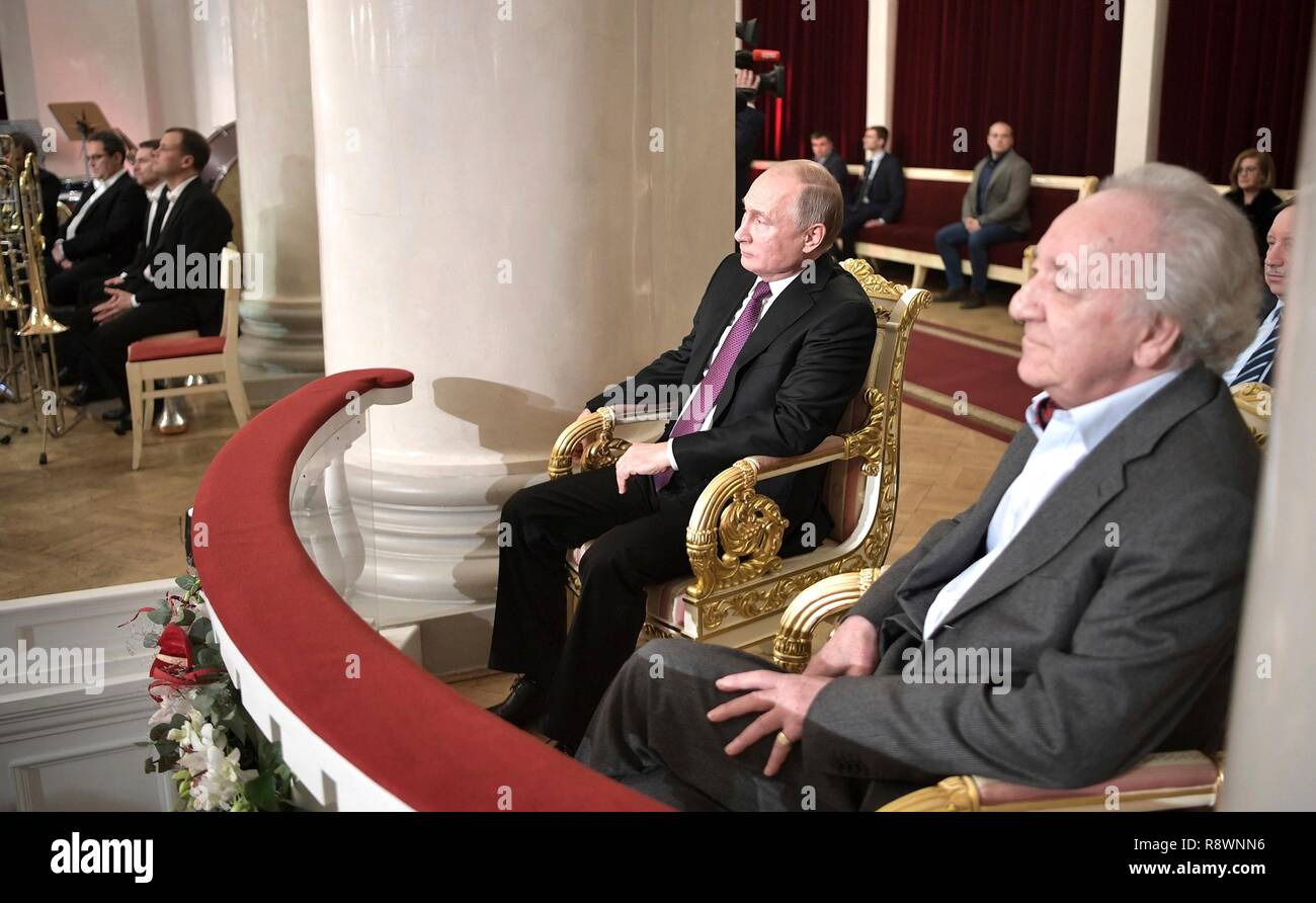 Il presidente russo Vladimir Putin, a sinistra, si siede con il direttore artistico della st Petersburg Philharmonic Orchestra Yuri Temirkanov Dicembre 15, 2018 a San Pietroburgo, Russia. Putin ha partecipato al concerto di gala in onore Temirkanov per il suo ottantesimo compleanno durante la Piazza delle Arti Internazionali Festival Invernale. Foto Stock