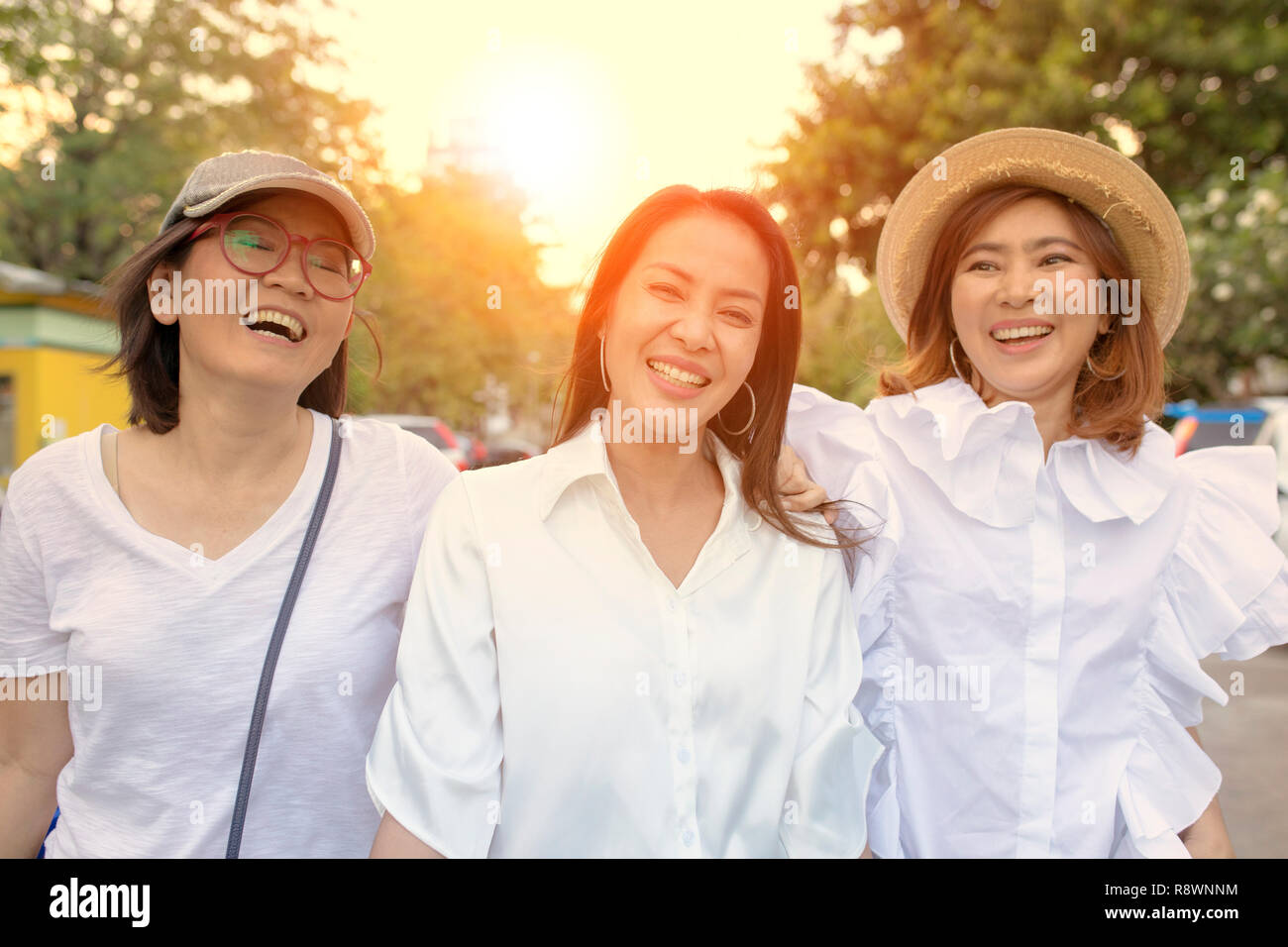 Tre donna asiatica del relax all'aperto con felicità faccia Foto Stock