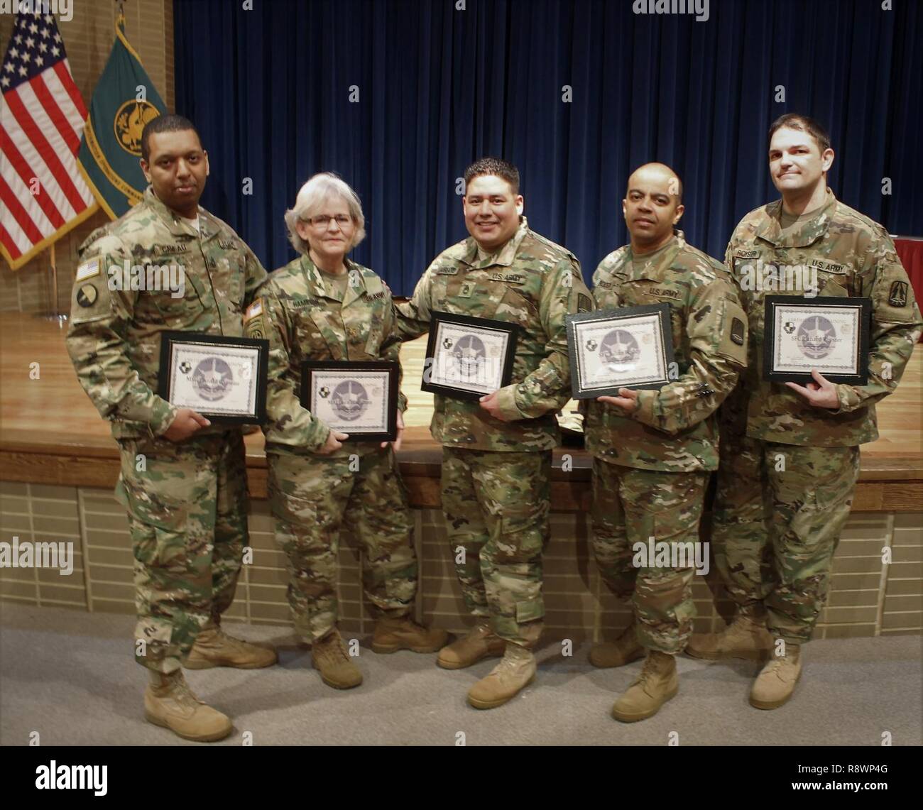 (Da sinistra a destra) U.S. I soldati dell esercito, Master Sgt. Ronald Cameau, il Mag. Lora Hamilton, Sgt. 1. Classe Carlos Laureno, Sgt. 1. Classe Julian Boddy e Sgt. 1. Classe Richard Royster, scattare una foto dopo una cerimonia di consegna dei diplomi per la prima Cyber Centro di Eccellenza Mobile Training Team (MTT) Cyber comune nucleo tecnico (CCTC) corso per la riserva di esercito, 10 marzo presso l'esercito Research Laboratory di Adelphi, Maryland. La regione della capitale nazionale Cyber Protection Center, una unità al di sotto del segnale 335a comando (Teatro) riserva di esercito Cyber Operations Group, piombo il modo con l'organizzazione di successo di Foto Stock