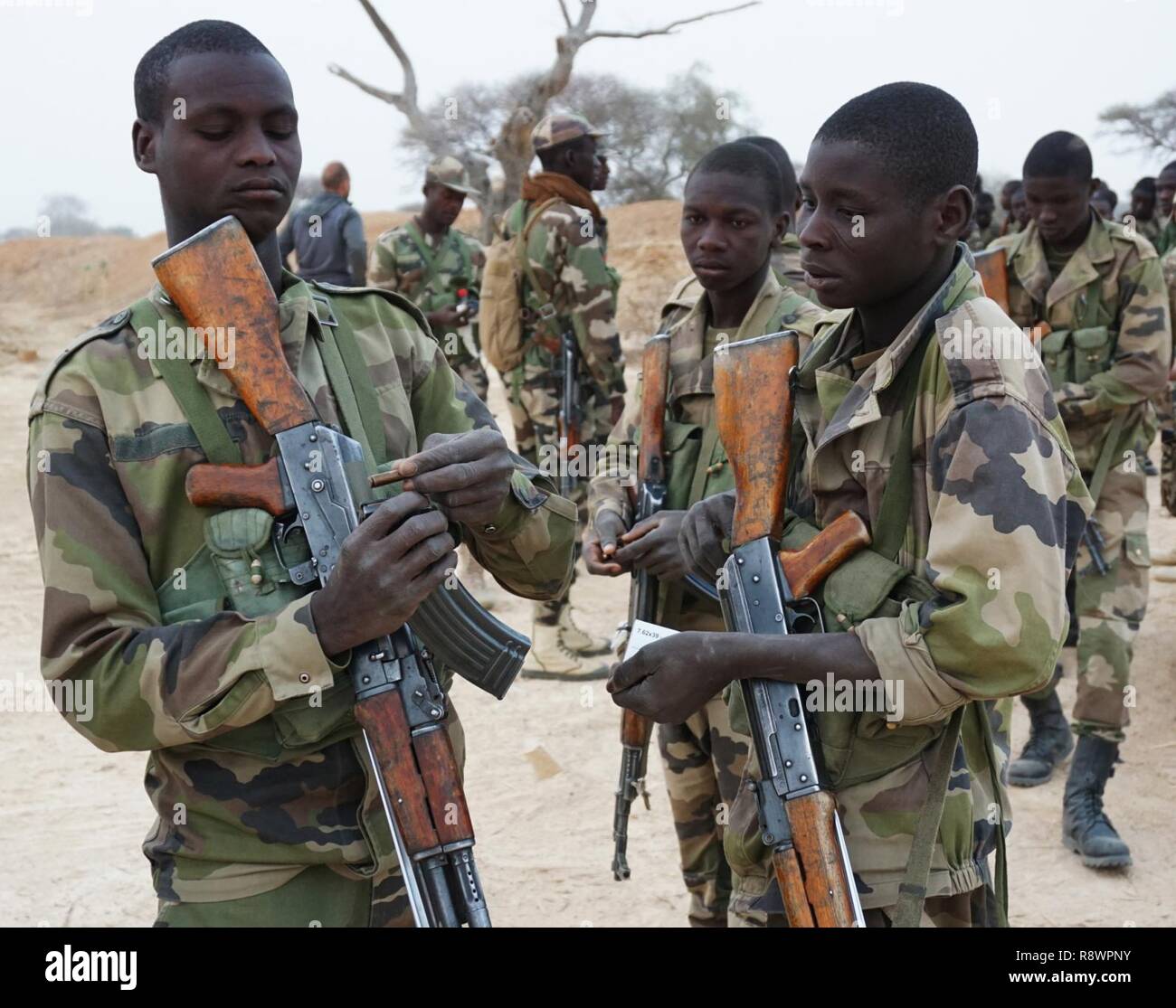 Soldati Nigerien preparare le loro riviste per una pattuglia smontati durante l'esercizio Flintlock 2017 in Diffa, Niger, Marzo 11, 2017. Flintlock porta insieme alle forze che condividono il comune obiettivo di pace e stabilità nell'Africa settentrionale e occidentale. Foto Stock