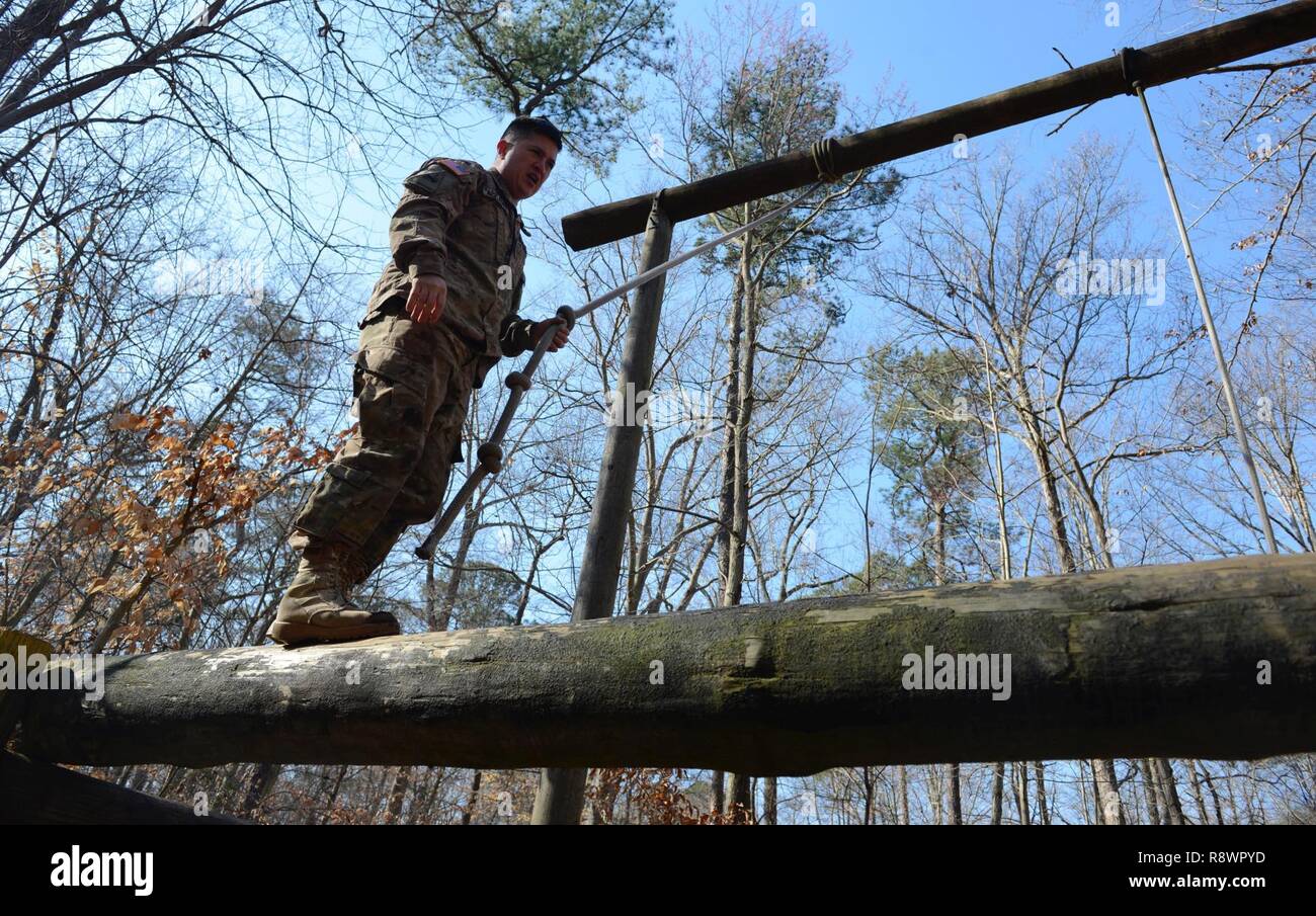 Stati Uniti Army Sgt. David Applegate ha, Charlie Company, 210th reggimento di aviazione, 128Brigata Aerea istruttore e NCO dell'anno concorrente, utilizza una fune di oscillare su un registro sollevata durante la NCO e avanzate di formazione individuali plotone sergente dell'anno di competizione a base comune Langley-Eustis, Va., 6 marzo 2017. I soldati eseguito varie sfide per tutta la concorrenza come ostacolo, corsi di fitness fisico prove, esami scritti e simulate situazioni di combattimento alla sfida di loro sia fisicamente e mentalmente. Foto Stock