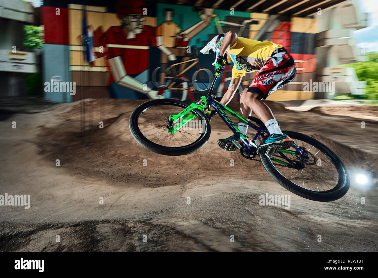 Mosca, Russia - Agosto 12, 2017: Salto e volare su una mountain bike. Rider in azione in mountain bike sport. Biker rendendo uno stunt e passo verso il basso salto. Foto Stock